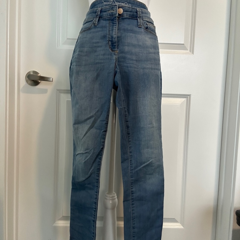 Universal Thread High Rise Blue Jeans with Stylish Fading